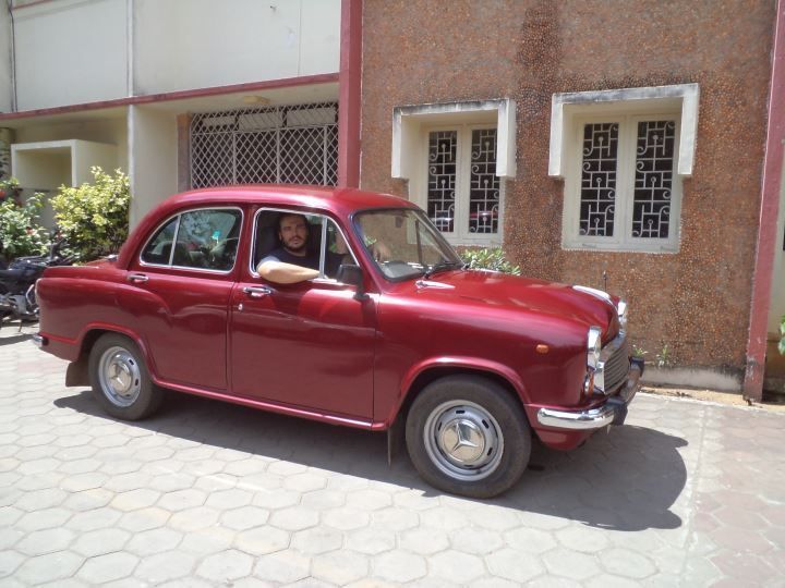 Alfredo de Braganza, en su Ambassador Classic en la India.